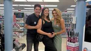 Cesar Filho e Elaine Mickely fazem enxoval do primeiro neto em Orlando