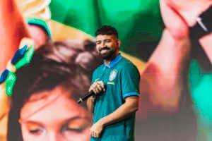 CONVOCADO! A convite da CBF, Dilsinho representa o pagode em evento da Copa do Mundo 2026