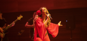Sofia Brasil realiza show emocionante em instituto da cidade de São Paulo