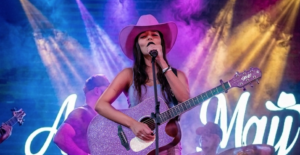 Ariane May aposta no sertanejo com identidade própria e lança “Porteira”