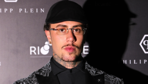 MC Daniel reforça conexão com a moda e prestigia desfile da Philipp Plein