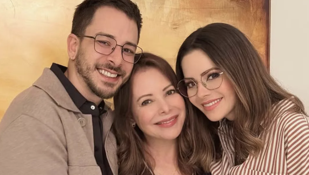 Sandy posta foto com Junior e a mãe, e presta homenagem