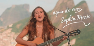 Após trajetória em banda, Sophia Marie inicia carreira solo e celebra nova fase com “Água do Mar”