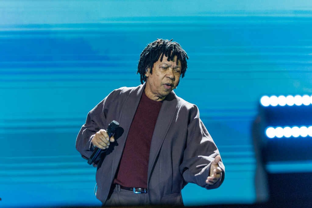 Djavan celebra 50 anos de carreira com estreia da turnê “Djavanear” no Allianz Parque