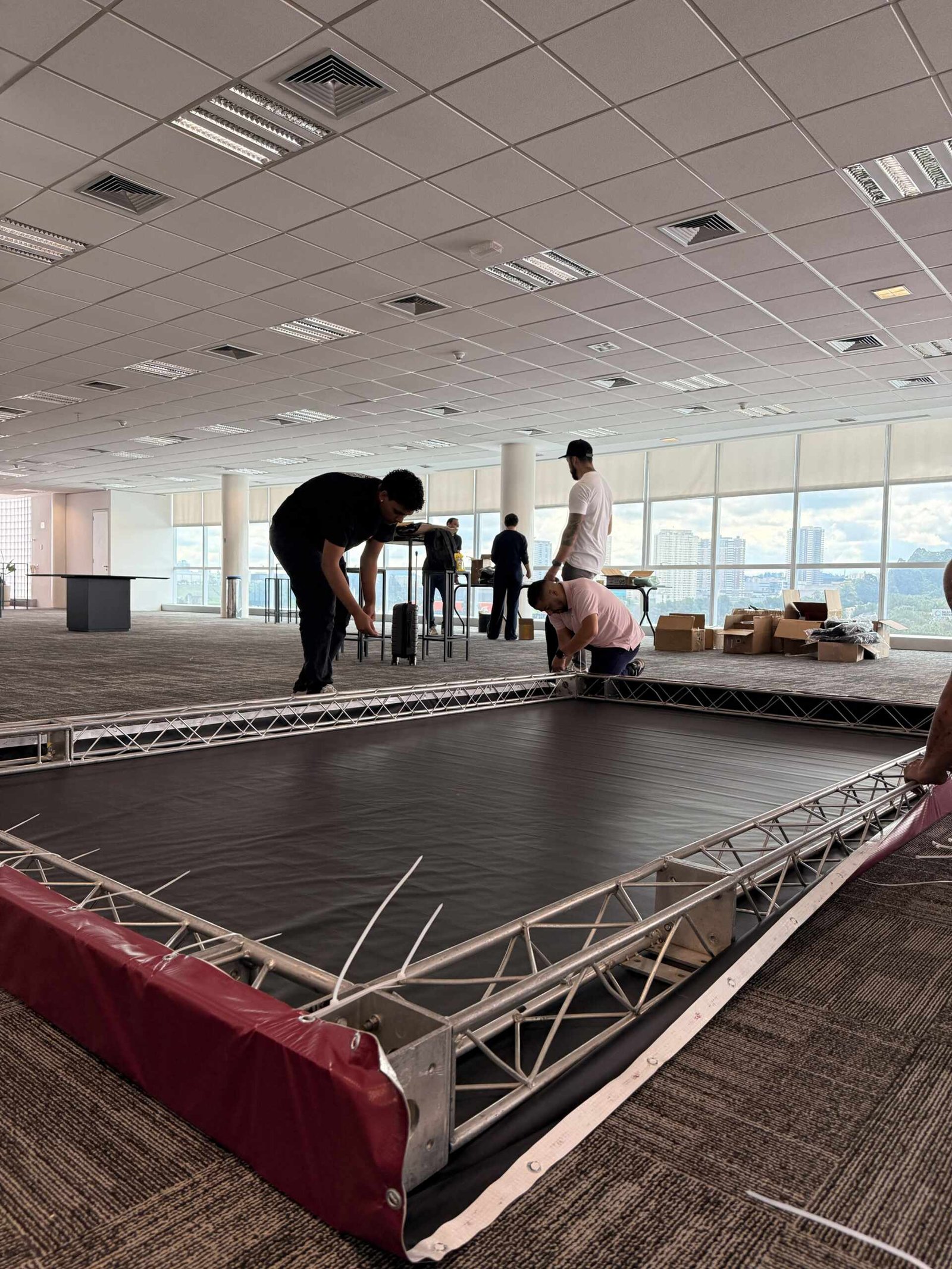 Equipe da Sete Dígitos montando estrutura de palco para eventos corporativos em São Paulo