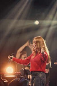 Julliany Souza se torna a artista gospel brasileira mais ouvida do Spotify, com 6 milhões