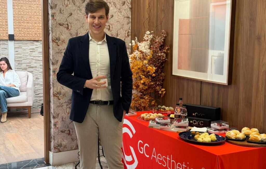 ARC Hospital Premium reforça cuidado contínuo com mães em ação de bem-estar feminino Representante da GC Aesthetics durante ação especial de Dia das Mães promovida pelo ARC Hospital Premium em São Paulo