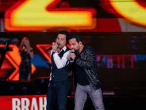Zezé Di Camargo e Luciano se apresentam para 30 mil pessoas no Ribeirão Rodeo Music