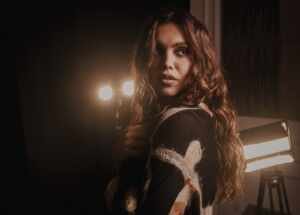 Dora Sanches estreia o novo e sensível álbum “Seda de Casulo”