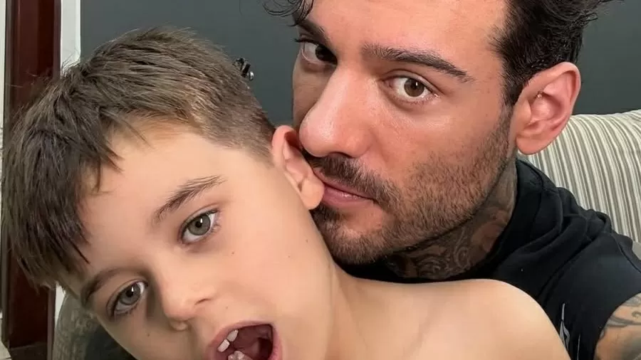 Lucas Lucco emociona fãs com foto rara ao lado do filho: “Seu amor me salvou”