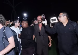 Ricky Martin é tietado por fãs após deixar hotel no Rio de Janeiro