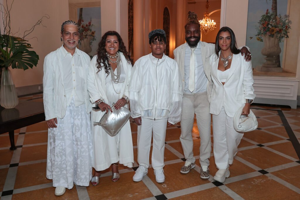 Regina Casé relembra desafios na TV e fala sobre envelhecimento aos 72 anos Regina Casé com sua família - Foto: Victor Chapetta/BrazilNews
