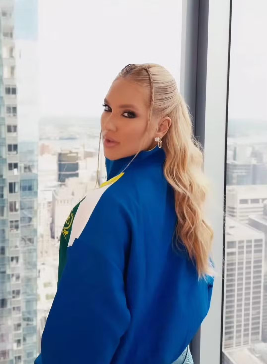 Virginia se prepara para jogo do Brasil em hotel de luxo com amigos; fotos