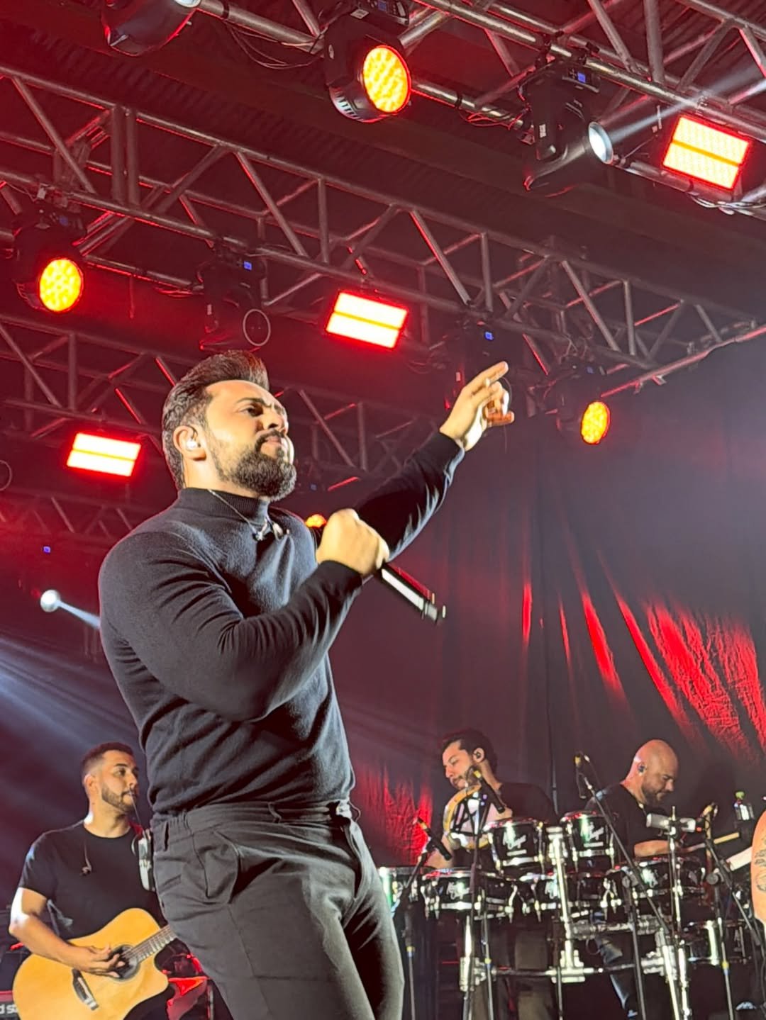 “Nem Pagando”, de Henrique Casttro e Menos é Mais, alcança Top 3 do Spotify Brasil 17 “Nem Pagando”, de Henrique Casttro e Menos é Mais, alcança Top 3 do Spotify Brasil - Foto: Instagram @henriquecasttro