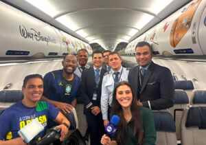 Passageiros transformam avião em torcida e acompanham vitória do Brasil sobre o Haiti ao som da narração de Galvão Bueno