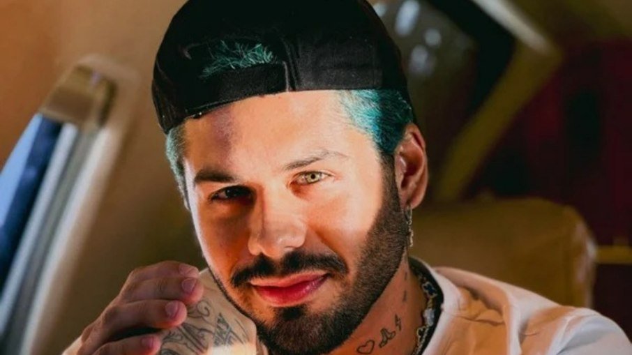 Zé Felipe é flagrado em clima de proximidade com morena durante festa e divide opiniões na web