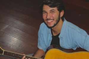 Relvas lança “Hora Errada”, single que celebra o amor que chega sem pedir licença