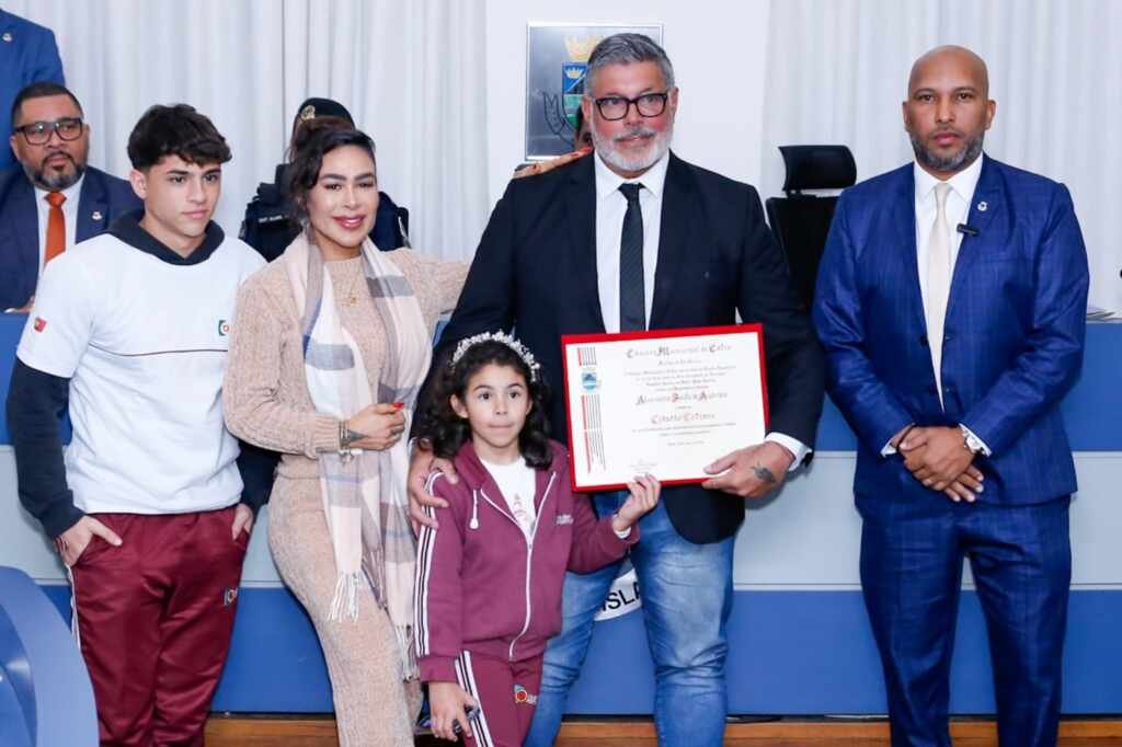 Em cerimônia emocionante, Alexandre Frota recebe Título de Cidadão Cotiano e é paparicado pela família Alexandre Frota com esposa e filhos 02