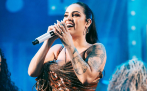 A Favorita: Raphaela Santos emociona / e volta a bater recorde de público no São João da Paraíba