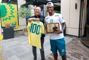 Galvão Bueno e Vini Jr. trocam homenagens após gol histórico que marcou o 100º da Seleção narrado pelo comunicador em Copas