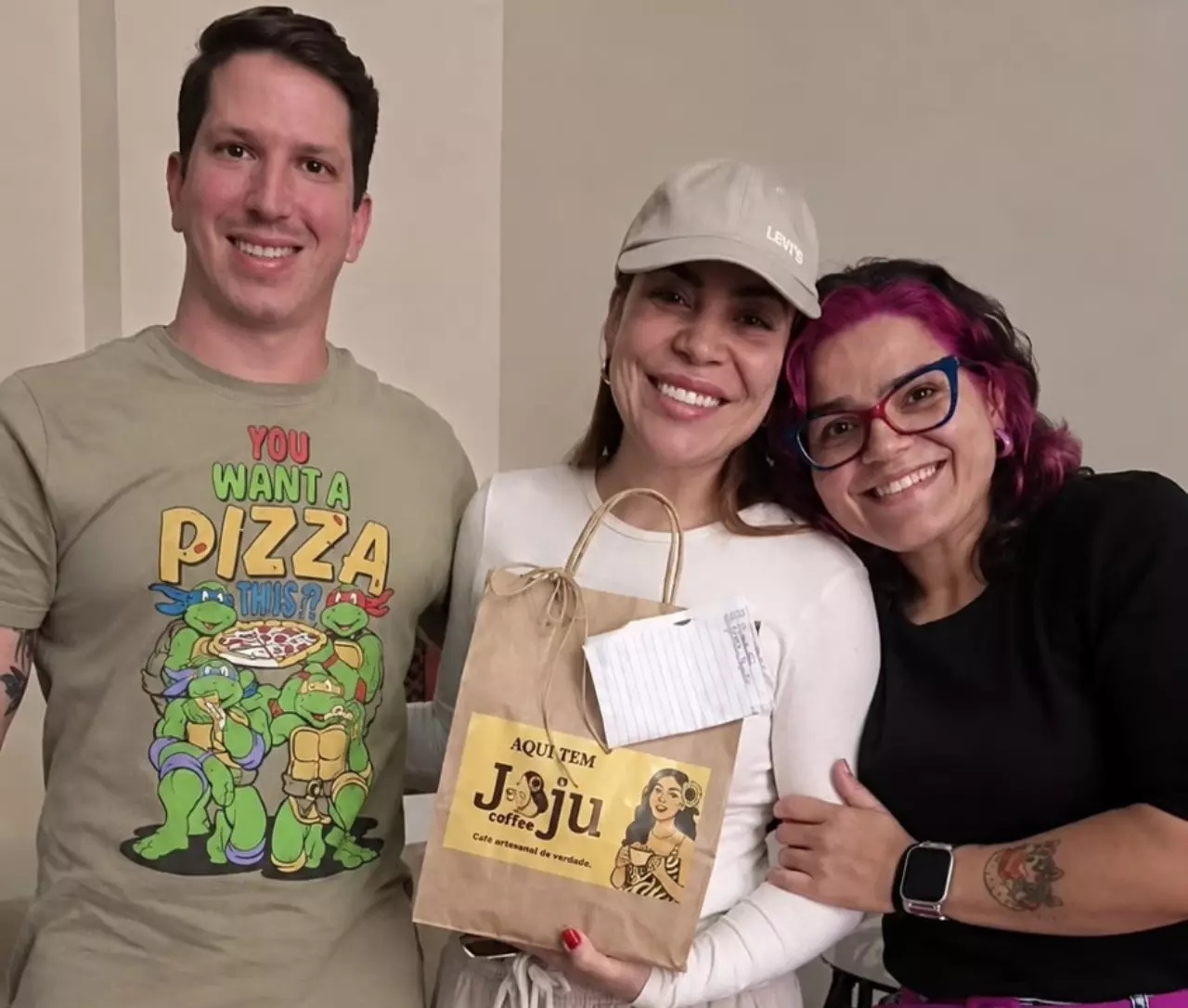 Naiara Azevedo se emociona ao conhecer história de fã e presta homenagem – Vírgula