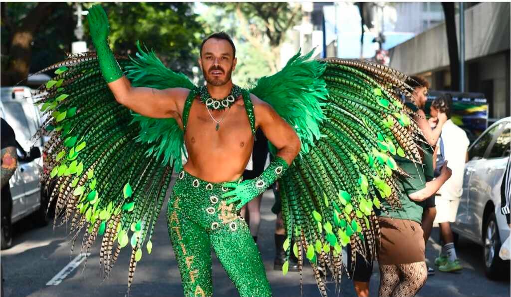 Guilherme Cenedezi distribui mais de 5 mil brindes na Parada LGBT+ de SP PHOTO 2026 06 08 11 04 17
