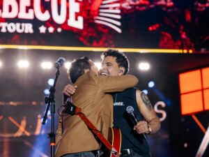 Zezé Di Camargo e Luciano empolgam fãs com ingressos esgotados na Barbecue Tour de Franca
