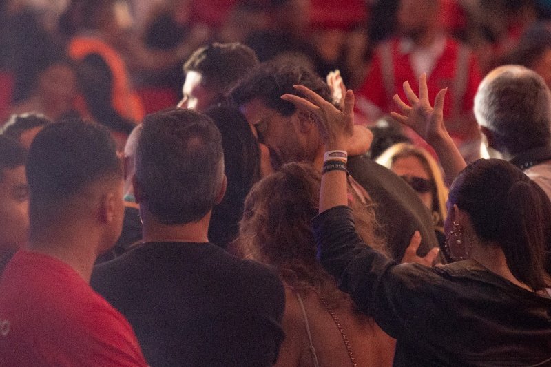 Ivete Sangalo aos beijos