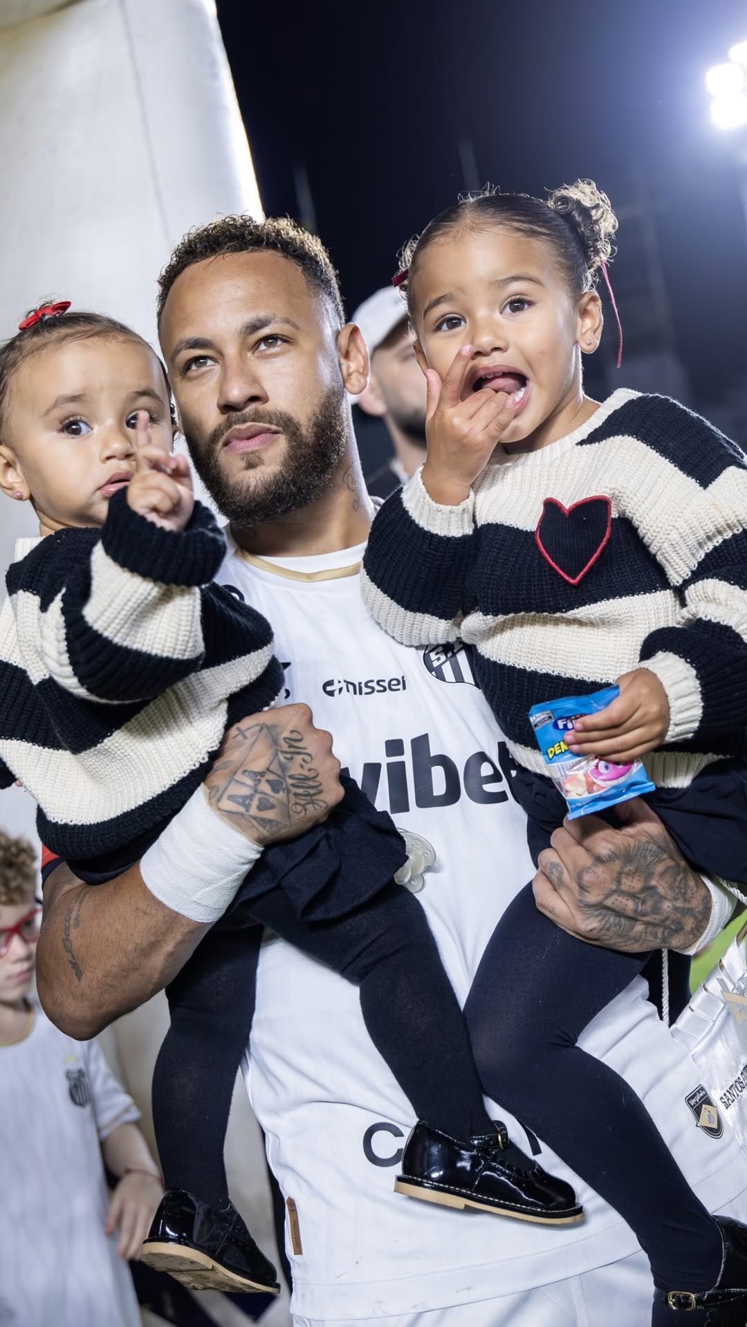 Neymar com Mavie e Mel — Foto: Reprodução/ Instagram