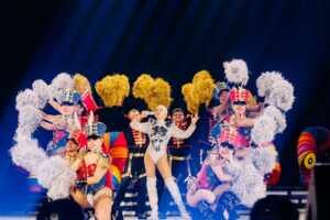 Xuxa Meneghel emociona 50 mil pessoas na estreia de O Último Voo da Nave, em São Paulo