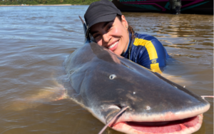 Naiara Azevedo fisga peixe de mais de 2 metros e celebra conquista inédita