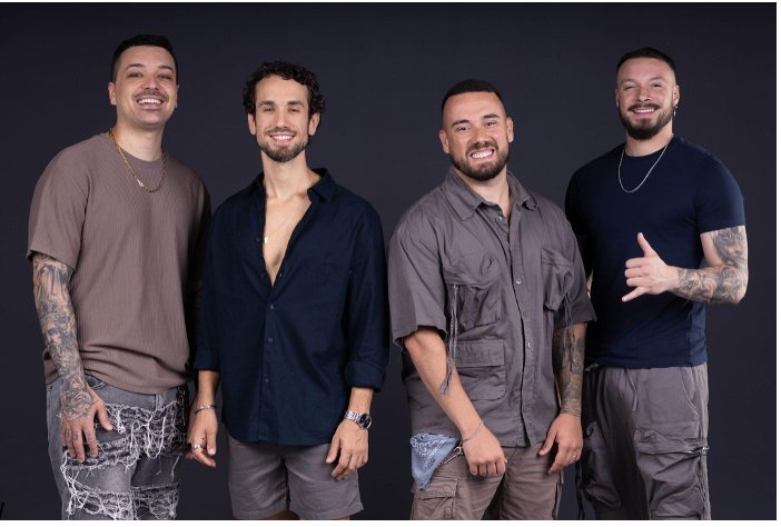 Da esq. para a dir.:  Matheus Dias (pandeiro), Gabriel Rocha (voz e cavaquinho), Léo Maia (tantan) e Luiz Alberto (voz) (Crédito: Aplause) 
