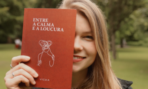 Vicka lança eBook e audiobook de Entre a Calma e a Loucura e amplia universo criado a partir de seu álbum autoral