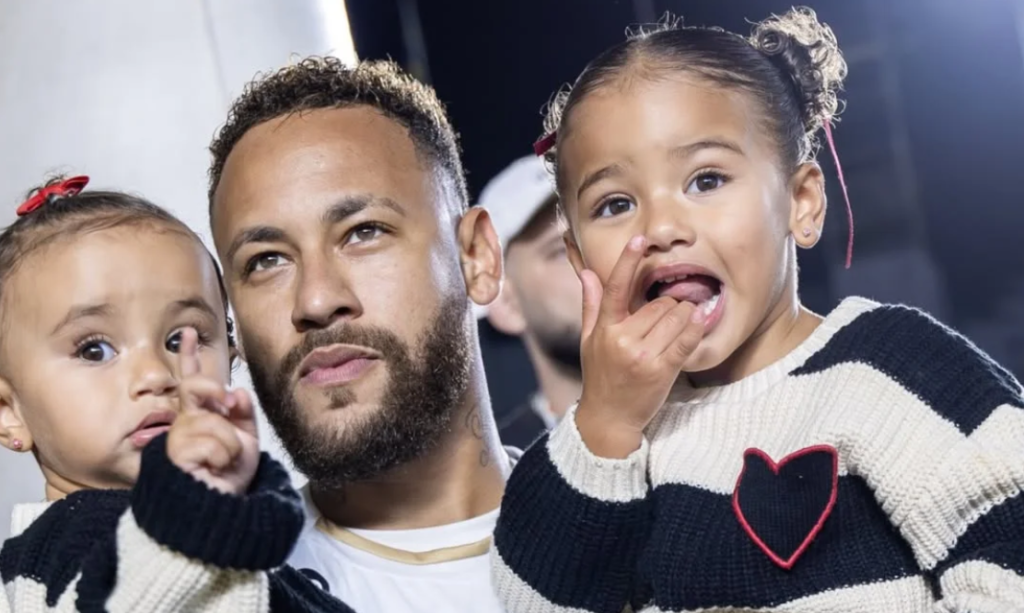 Neymar Jr. entra em campo com as filhas e protagoniza momento de carinho antes de jogo do Santos