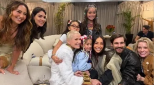 Sabrina Sato se emociona ao levar a filha Zoe em show da Xuxa