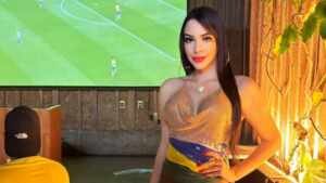 Stephanie Vilarinho, acompanha a partida de Brasil e Japão em bar da elite na Cidade do México