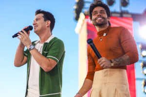 Hugo e Guilherme gravam audiovisual às margens do Rio Araguaia, em Aruanã (GO)