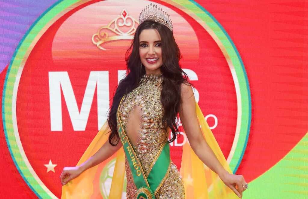 Poliana Orlandini recebe coroa de ouro, usando o mesmo vestido de Calita Franciele, esposa do Amado Batista Poliana Orlandini - Crédito da Foto: Divulgação