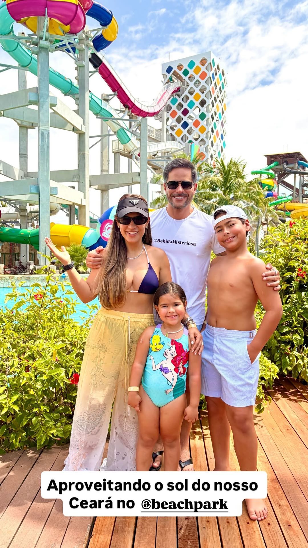 Simone Mendes com a famíliaSimone Mendes escolhe biquíni azul para curtir dia de sol com o marido e os filhos: 'Aproveitando' - Foto: Instagram