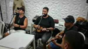 Cavaquinista Buga ganha festa organizada pelo irmão Sérgio Maravilha