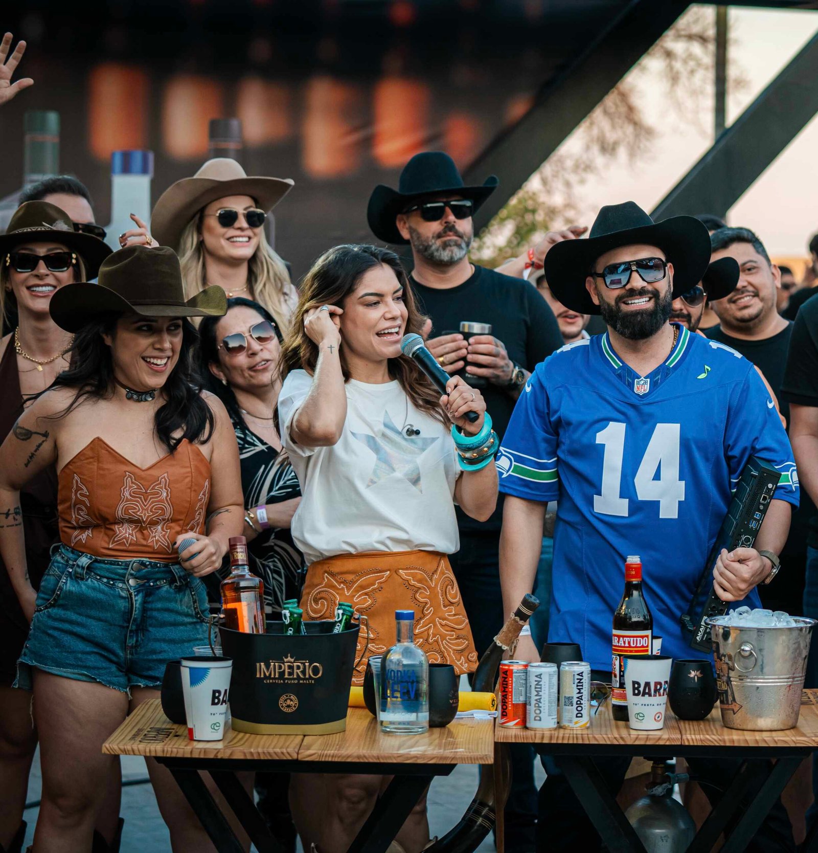 Em clima de Barretos, Day e Lara lançaram "Dublê de Cowboy" com DJ Chris no Beat