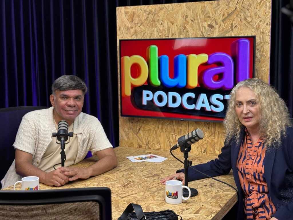 Débora Olivieri fala de Carlota Joaquina e da arte de se reinventar no Plural Podcast WhatsApp Image 2026 08 28 at 8.50.25 AM
